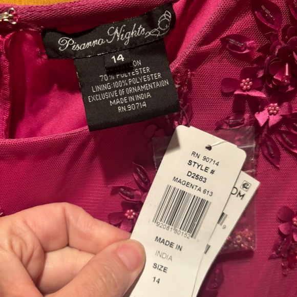 Pisarro Nights 3D Floral Bodice Beaded Gown in Magenta Size 14 NWT - Picture 5 of 7